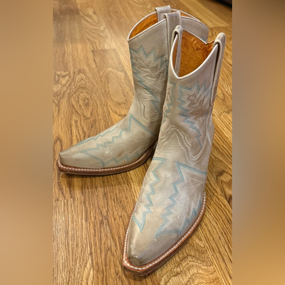 Vintage Frye Cowboy Boots Tan Turquoise Embroidery Pointed Toe Block Heel 6M